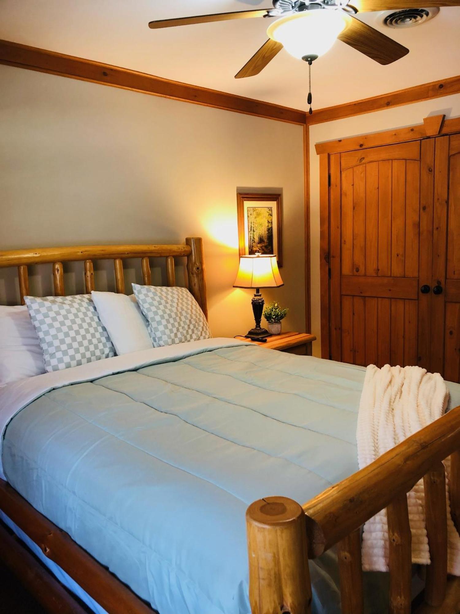 Holiday home Newly Remodeled, Pool Table, Pool, Gym, Hiking! *