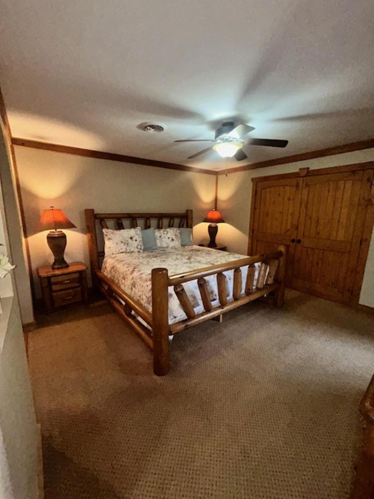 Holiday home Newly Remodeled, Pool Table, Pool, Gym, Hiking!