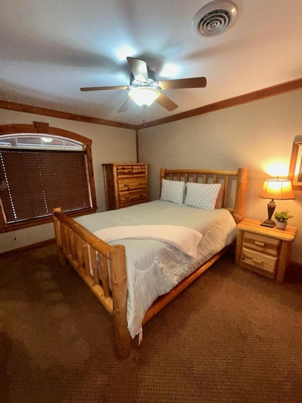 Holiday home Newly Remodeled, Pool Table, Pool, Gym, Hiking! *