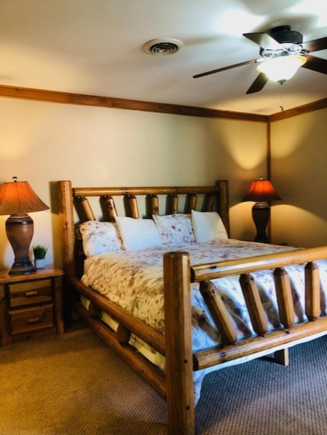 Holiday home Newly Remodeled, Pool Table, Pool, Gym, Hiking!